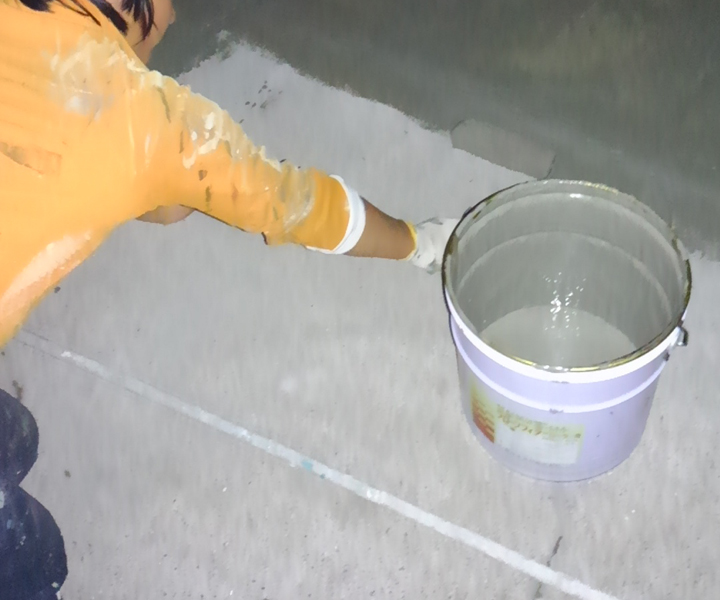 屋上防水した時調整　カチオン樹脂　全体に塗り込み片貝塗装